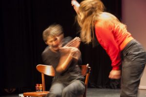 twee improvisatietheaterspelers in een conflict met een sterke lichamelijke expressie